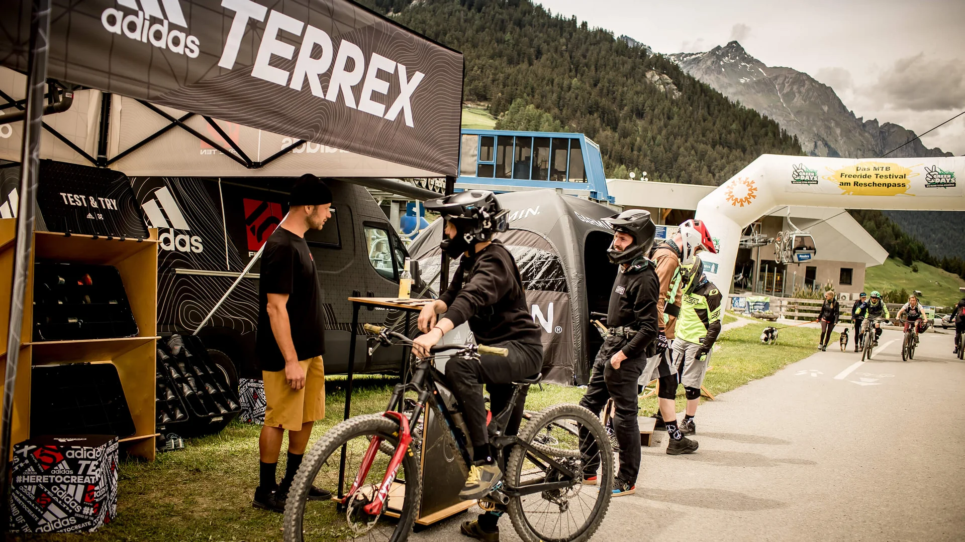 Mountainbiker testen Ausrüstung bei adidas Terrex Stand im Bergfestival