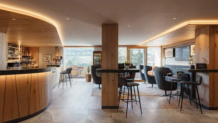 Moderne bar met houten panelen en ramen met uitzicht op de bergen