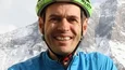 Mann in Fahrradhelm vor schneebedeckten Bergen