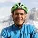 Mann in Fahrradhelm vor schneebedeckten Bergen