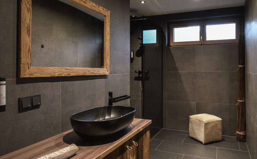 Modernes Badezimmer mit Holzwaschtisch und schwarzem Waschbecken