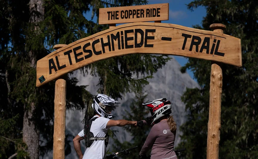 Zwei Mountainbiker geben sich am Alteschmiede-Trail Fäustefuß