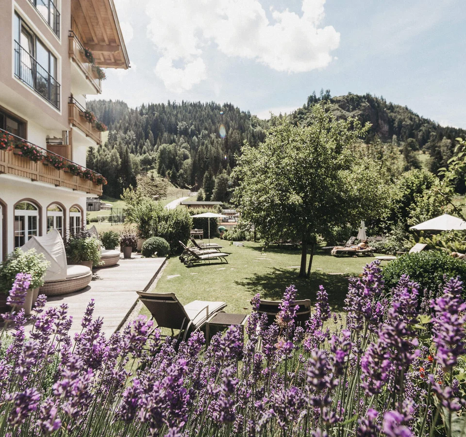 Hotel Rupertus: Ein Retreat für Yogis und Biker © Biohotel Rupertus Hotelgarten mit Lavendel, Liegestühlen und Berglandschaft im Hintergrund