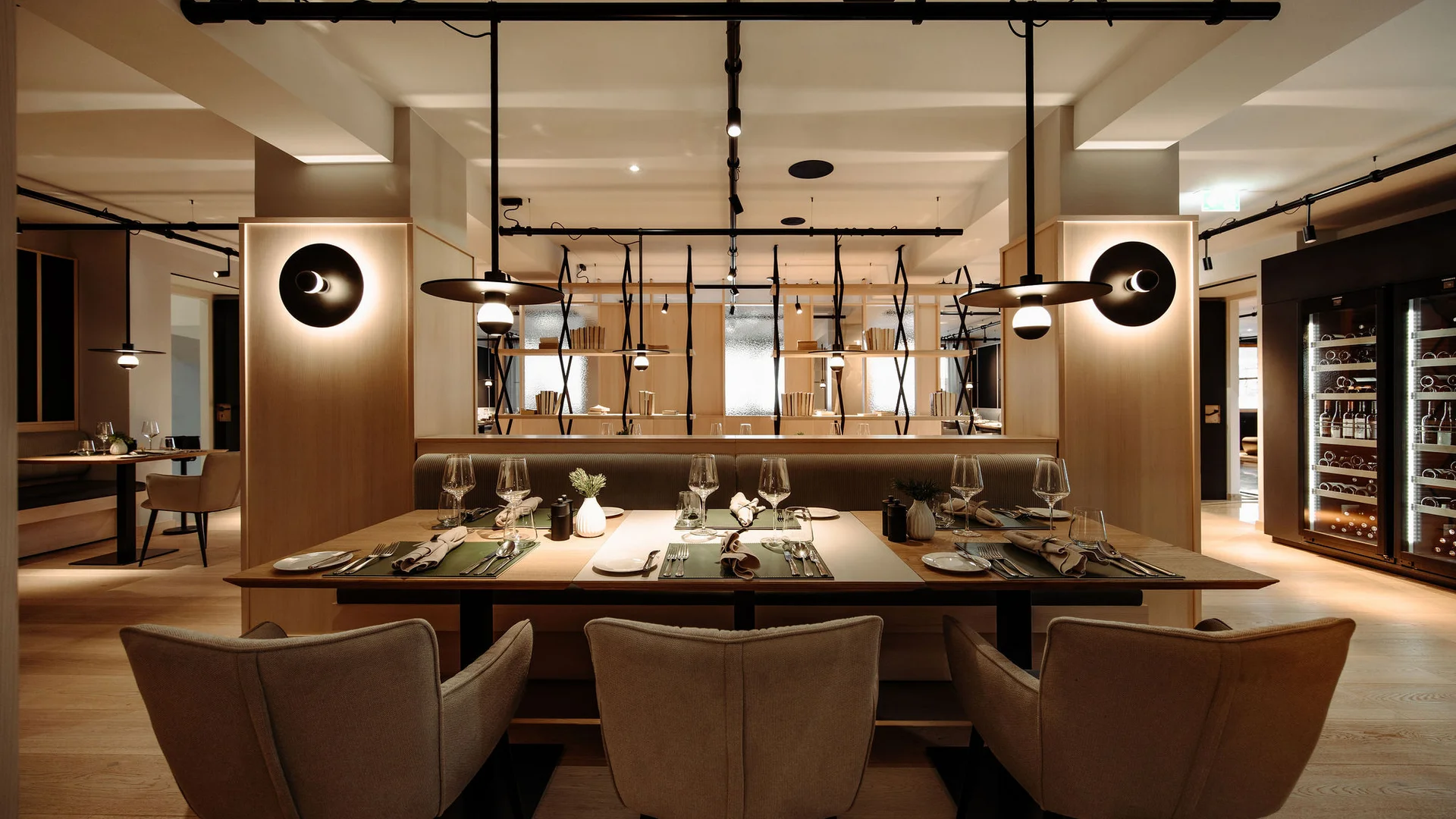 Modernes Restaurant mit gedeckten Tischen und warmem Licht