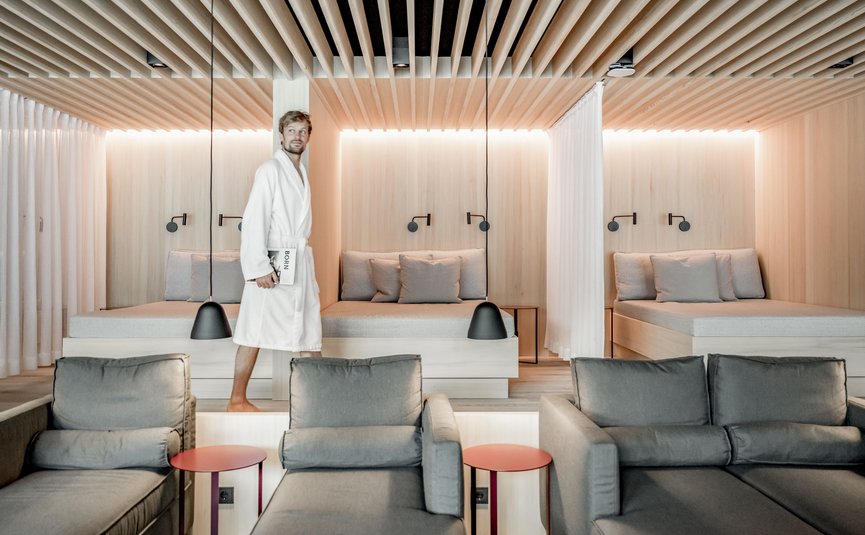 Hotel Weisses Lamm **** © Stephanie Maria Lohmann Mann im Bademantel in modernem Wellnessbereich mit Liegen und Betten