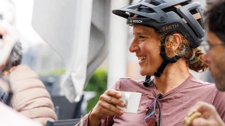 Das war die bike festa Südtirol in Brixen © Brixen_Tourismus - bike festa Südtrirol 2026 Radfahrerin mit Helm trinkt mit Freunden in einem Straßencafé