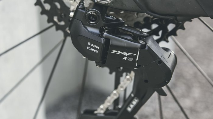 Nahaufnahme eines Fahrrad-Schaltwerks und Antriebs mit Bosch ePowered Motor