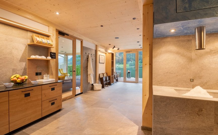 Moderner Wellnessbereich mit Sauna und Blick auf Natur