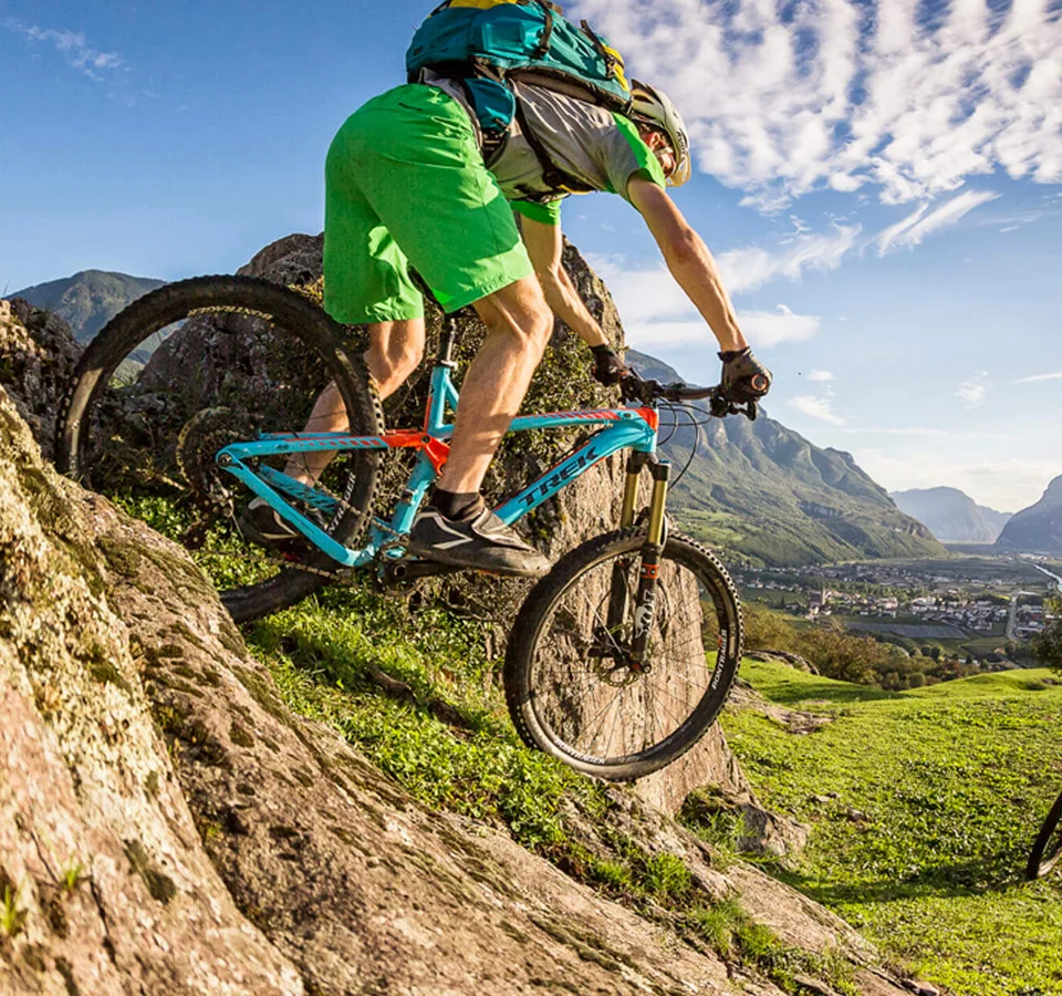 Mountainbiker fahren auf einem felsigen Abhang bei sonnigem Wetter.