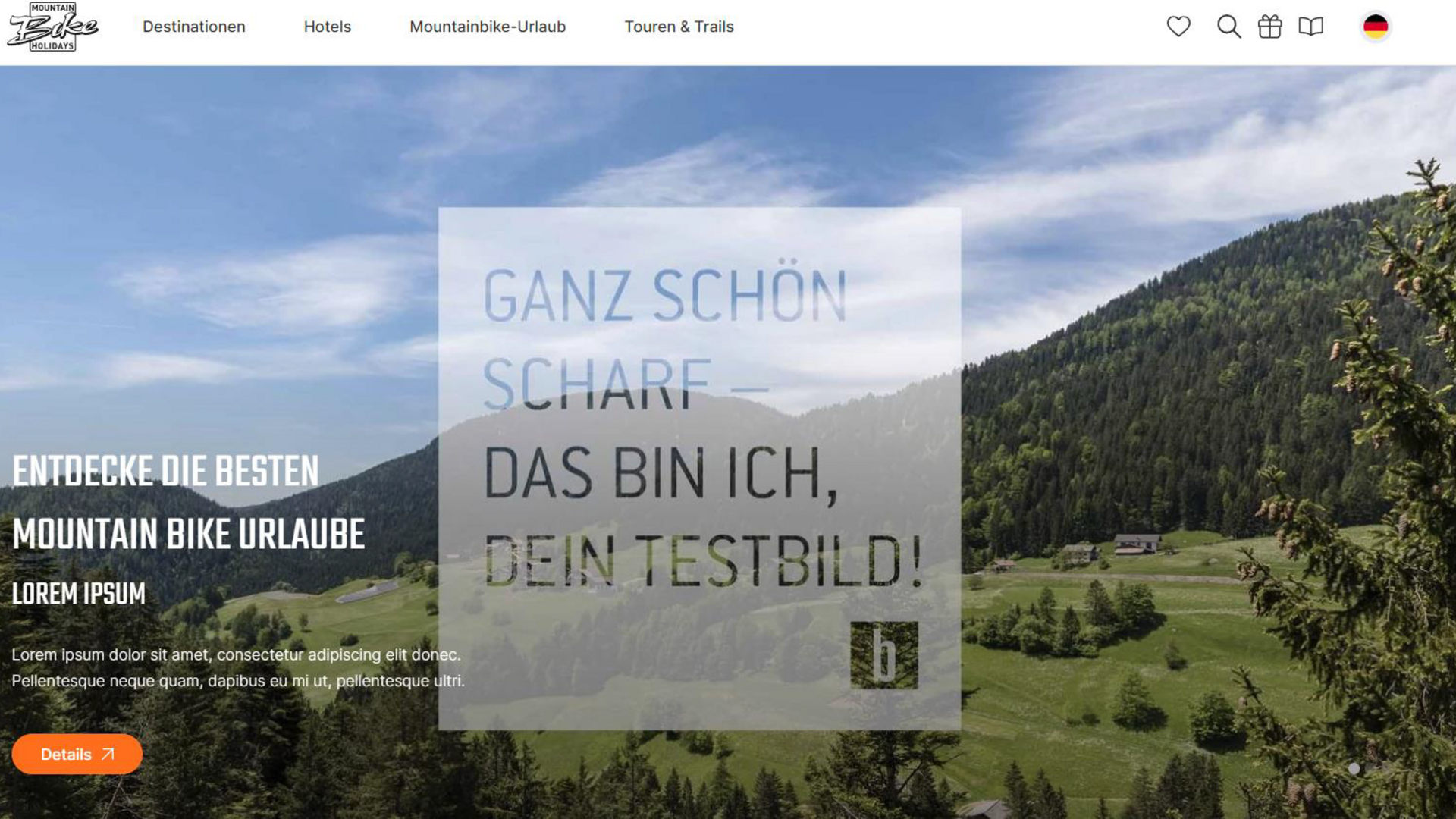 Hero/Vista Grüner Berg mit blauem Himmel und Wald bei Mountainbike-Urlaub