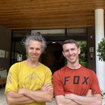 Zwei Männer mit verschränkten Armen vor dem Rupertus-Hotel