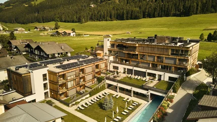 HIRBEN Naturlaub © David Rasche Hotel complex with pool and sun loungers in green mountain landscape