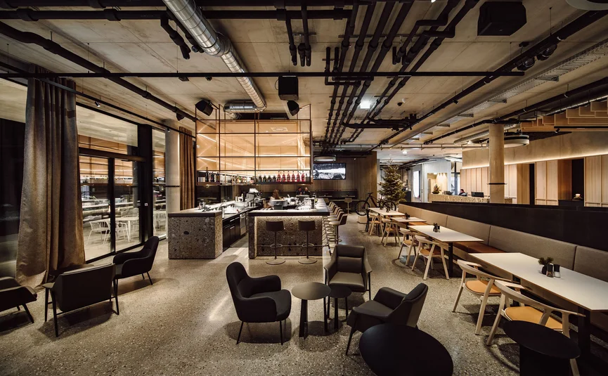 Modern café met stijlvolle zitplaatsen en bar in industriële stijl