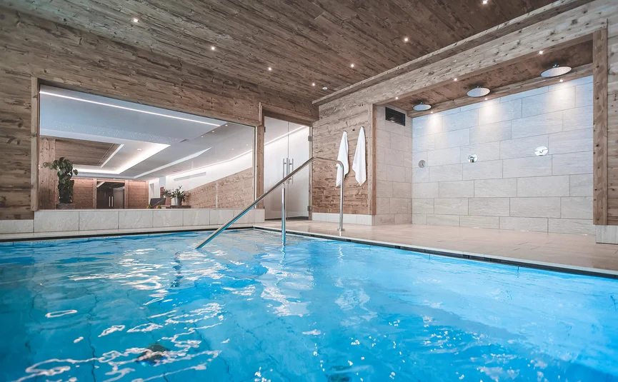 HIRBEN Naturlaub **** © Manuel Kottersteger Indoor pool with wooden decor and wall-mounted showers