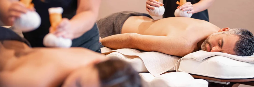 Good to know: 9 Wellness-Funfacts © Daniel Waschnig Zwei Personen erhalten Kräuterstempelmassagen in einem Spa