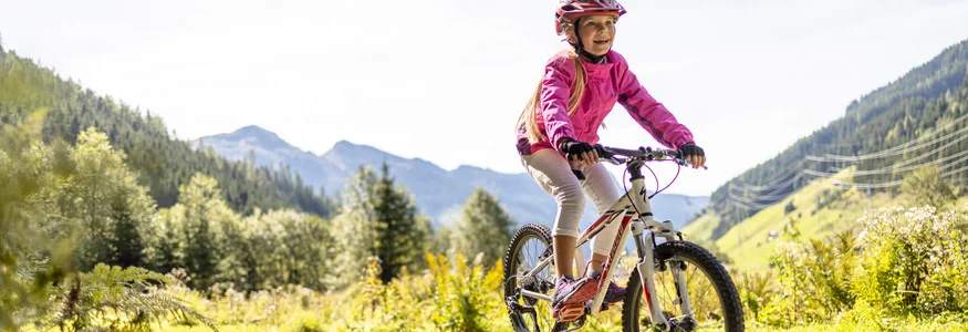 7 gute Gründe für deinen Mountainbikeurlaub im Zillertal
© Zillertal Arena Mädchen fährt Mountainbike über Holzhindernis in Berglandschaft