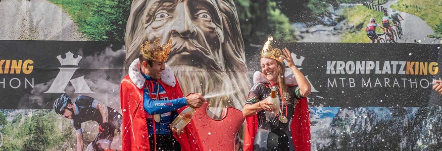 Mountainbike-Saisonstart am Kronplatz © Gianvito Coco - KronplatzKing Siegerehrung mit Kronen und Umhängen bei Kronplatz King MTB Marathon