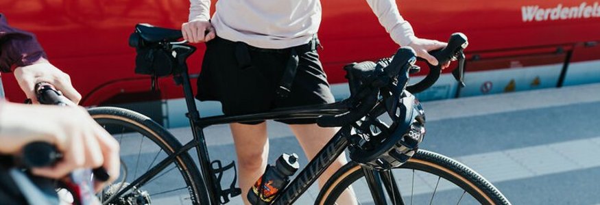 Menschen mit Fahrrädern neben einem roten Regio DB Zug