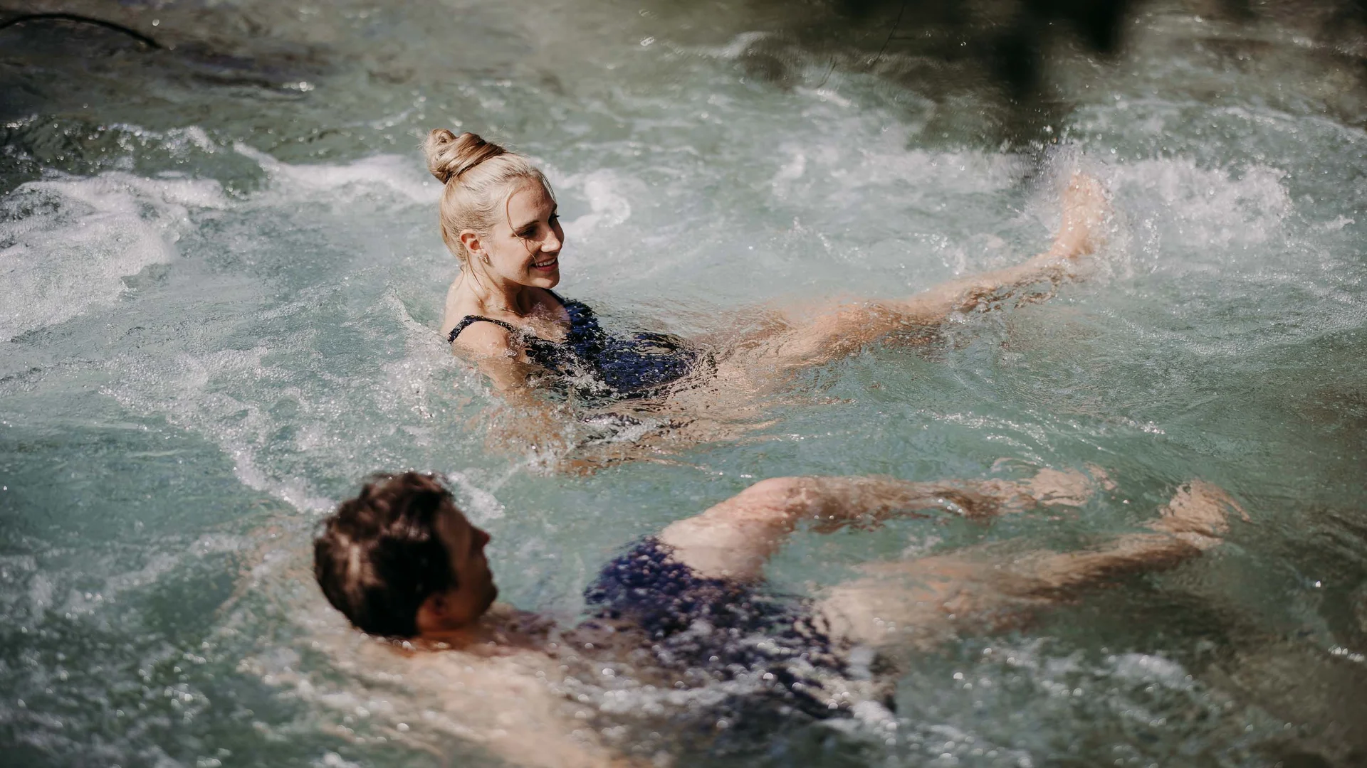 Zwei Frauen entspannen im sprudelnden Whirlpool