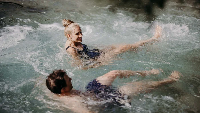 Zwei Frauen entspannen im sprudelnden Whirlpool