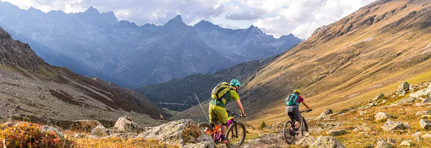 Die besten Touren & Trails der Alpen © WOM Medien - Andreas Meyer Zwei Mountainbiker fahren auf einem Bergpfad in den Alpen