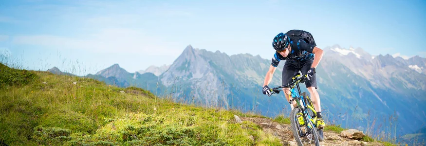 Mountainbiker op pad met bergen op de achtergrond
