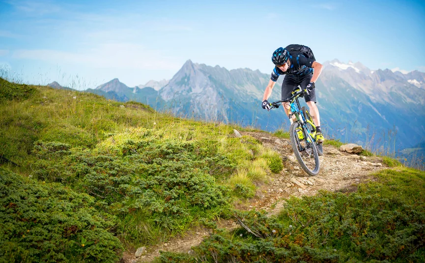 Mountainbiker op pad met bergen op de achtergrond
