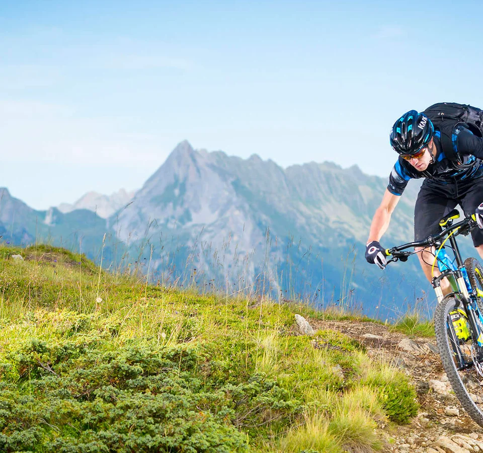 7 gute Gründe für deinen Mountainbikeurlaub im Zillertal
© Daniel Geiger Mountainbiker fährt auf Gebirgspfad mit Alpen im Hintergrund