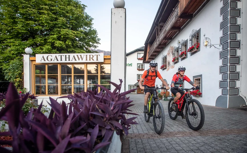 Twee fietsers voor het gebouw Agathawirt