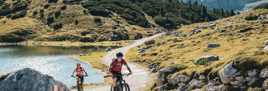 Ein Herbst-Wochenende in San Vigilio © Alex Moling Zwei Mountainbiker fahren auf einem bergigen Wanderweg neben einem See