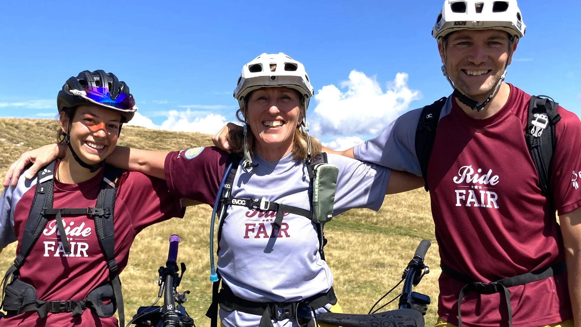 Mountainbike-Saisonstart am Kronplatz © Hotel Innerhofer Drei Radfahrer in Helmen posieren lächelnd im Freien mit Fahrrädern