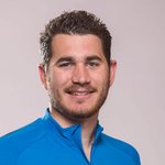 Mann in blauem Mountainbike-Trikot vor hellem Hintergrund