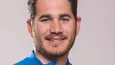 Mann in blauem Mountainbike-Trikot vor hellem Hintergrund