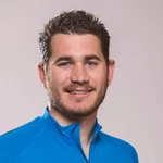 Mann in blauem Mountainbike-Trikot vor hellem Hintergrund