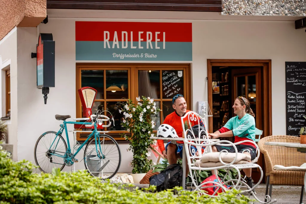 Kurz mal weg Zwei Radfahrer sitzen vor Bistro Radlerei und unterhalten sich