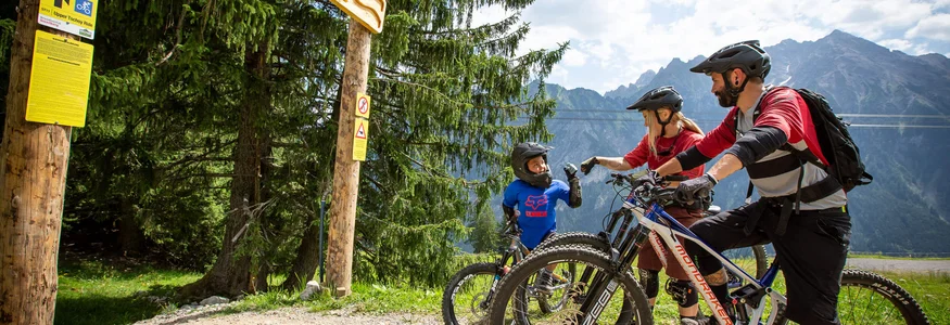 Best of Brandnertal © Michael Marte - Bikepark Brandnertal Familie mit Mountainbikes startet Tour am Eingang zum Tschol Ride Trail