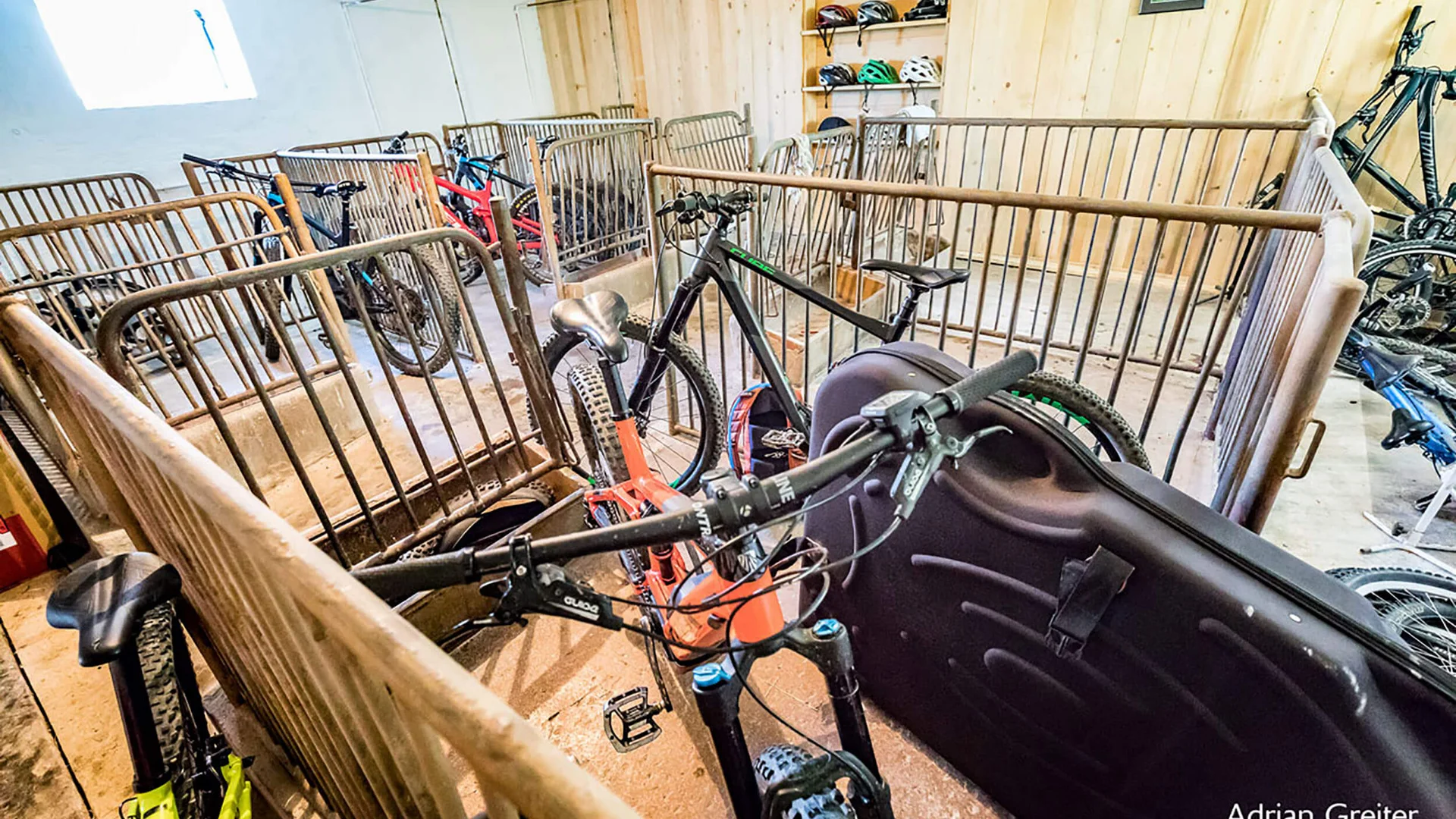Fahrräder und Helme in einem abgetrennten Raum zur Aufbewahrung
