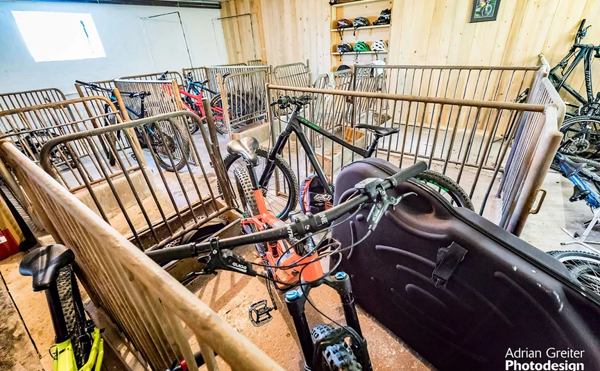 Fahrräder und Helme in einem abgetrennten Raum zur Aufbewahrung