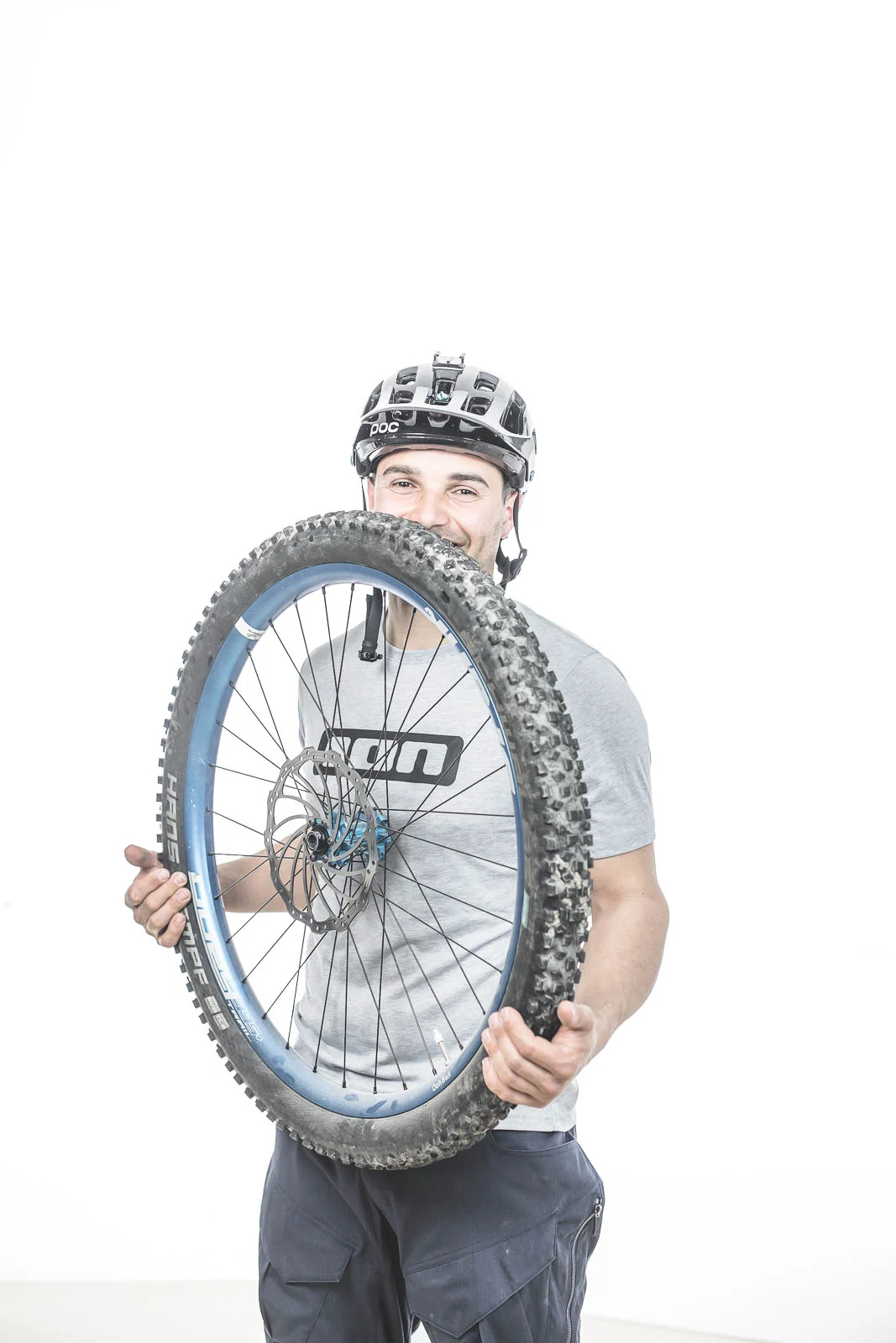 Was steckt hinter dem Umweltengagement von Bikehotels? © Manuel Kottersteger Mann mit Fahrradhelm hält ein Mountainbike-Rad vor sich