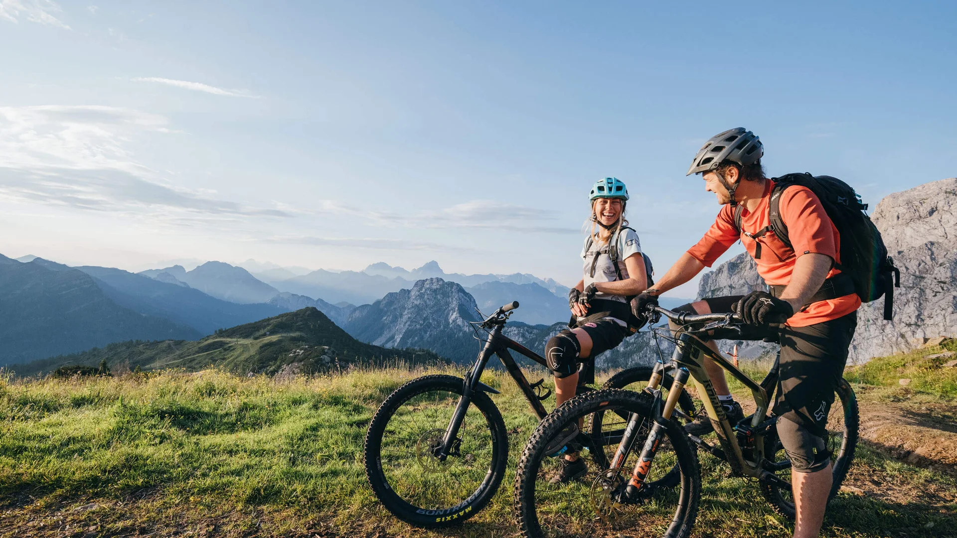 Mountainbike Urlaub für Anfänger
© Nassfeld.at - Sam Strauss Zwei Mountainbiker machen Pause in den Bergen bei Sonnenuntergang