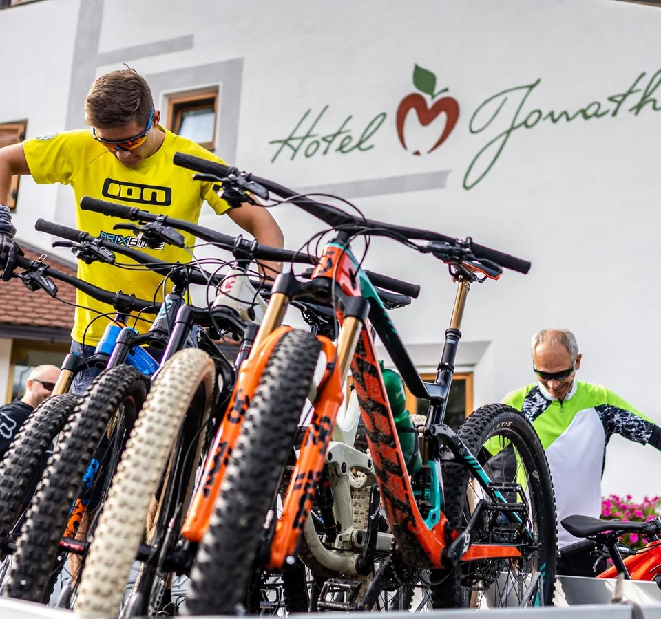 Zwei Männer laden Mountainbikes vor Hotel Jonathan