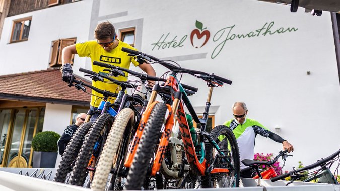 Zwei Männer laden Mountainbikes vor Hotel Jonathan