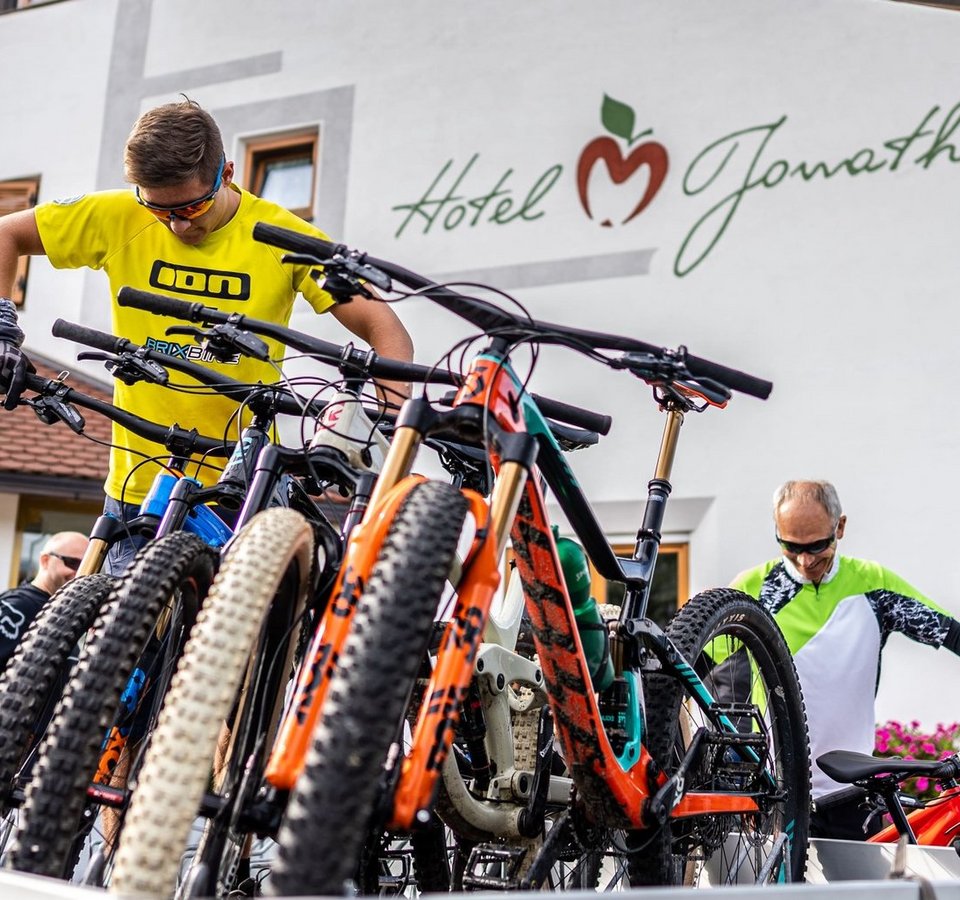 Zwei Männer laden Mountainbikes vor Hotel Jonathan