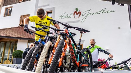 Zwei Männer laden Mountainbikes vor Hotel Jonathan