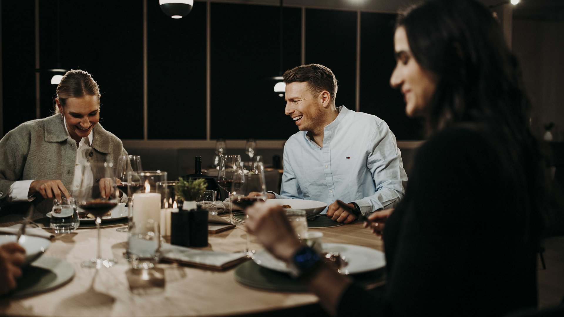 MTB in der DNA: Bikesommer im DIPS&DROPS © Matthias Warter Menschen genießen ein Abendessen bei Kerzenlicht in einem Restaurant