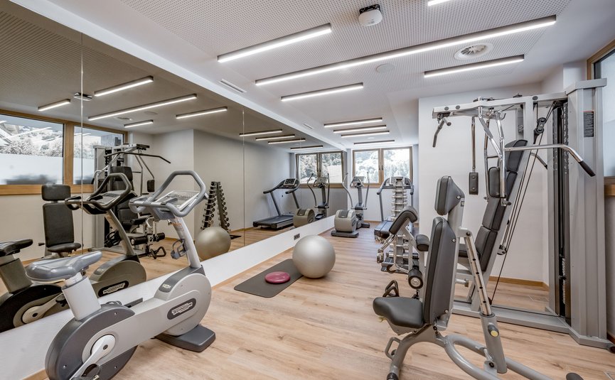 Hotel Weisses Lamm **** © Stephanie Maria Lohmann Moderner Fitnessraum mit verschiedenen Trainingsgeräten und Spiegelwand