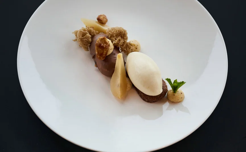 HIRBEN Naturlaub **** © David Rasche Gourmet dessert with ice cream, pear slices, and nuts on white plate