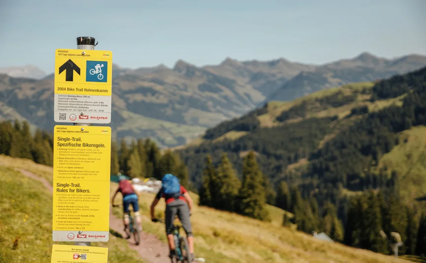 Hahnenkamm Trail © Felix Saller Gelber Wegweiser für den 2004 Bike Trail Hahnenkamm in den Bergen