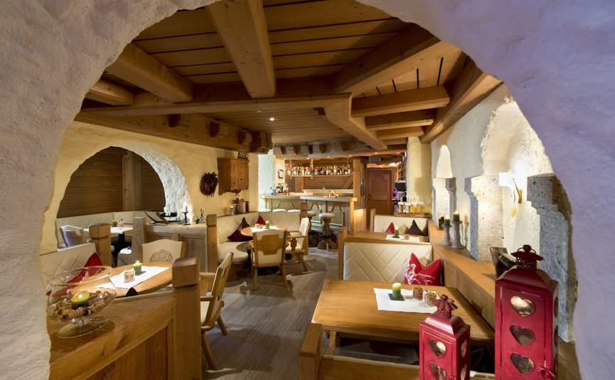 Rustiek restaurant met houten meubels en witte stenen muren