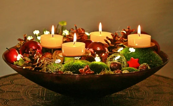 Weihnachten am GUTshof / 3 Nächte Schaal met vier brandende kaarsen en kerstdecoraties